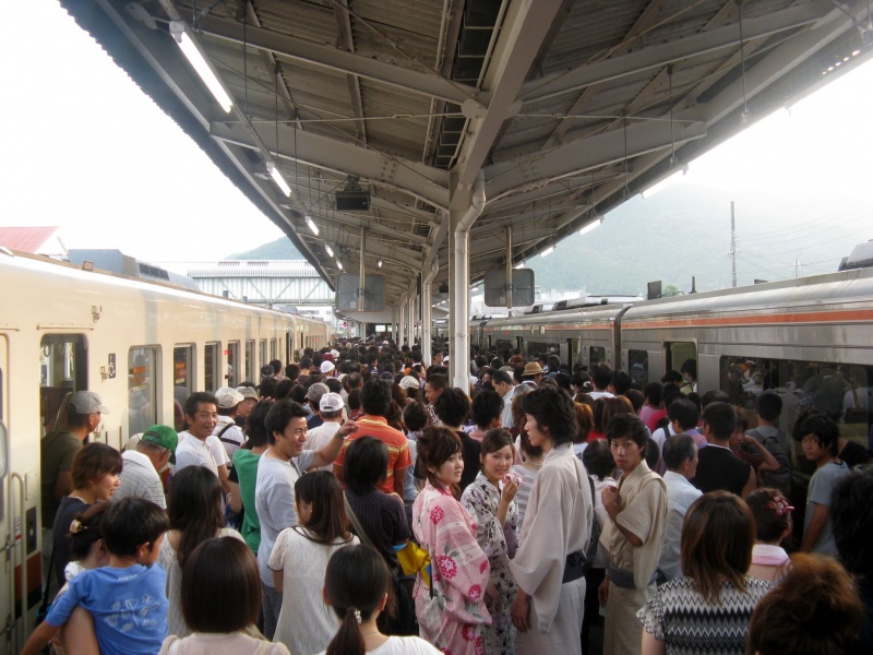 File:Busy Kumanoshi Station.jpg
